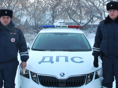 В морозы на трассе в Красноярском крае у семьи с грудным ребенком заглох автомобиль. Фото: 24мвд.ру