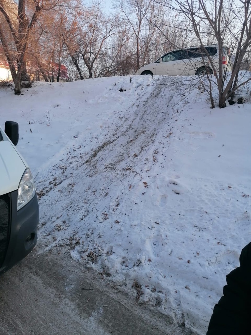 В Красноярске девочка съехала с горки прямо под колеса автомобиля