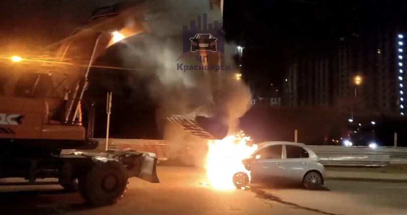 В Красноярске водитель экскаватора попытался песком затушить горящий на ходу автомобиль 