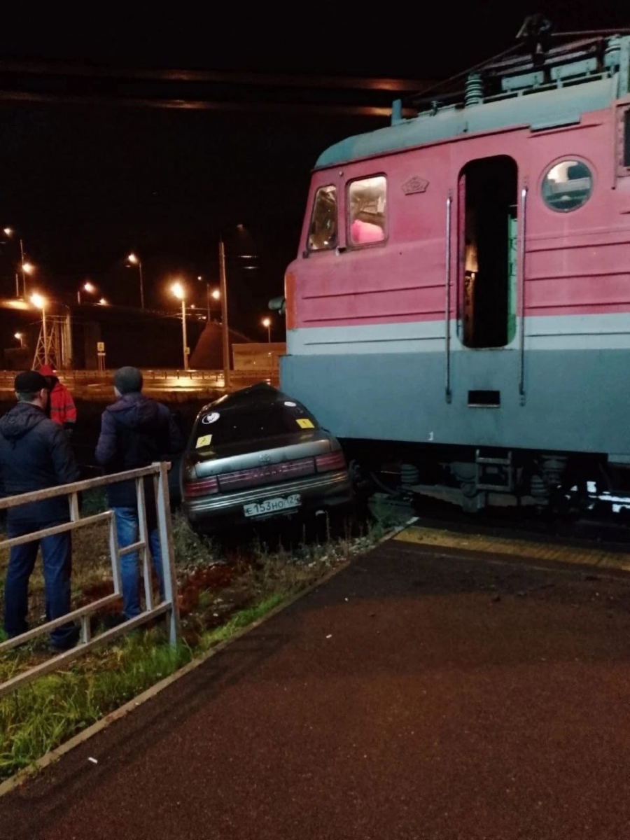 Водитель авто проехал на красный и попал под электропоезд в Красноярске