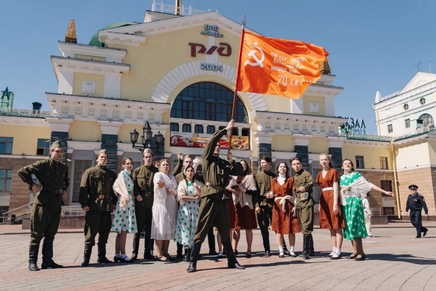 В Красноярске на железнодорожном вокзале развернулось театрализованное шоу, приуроченное ко Дню Победы
