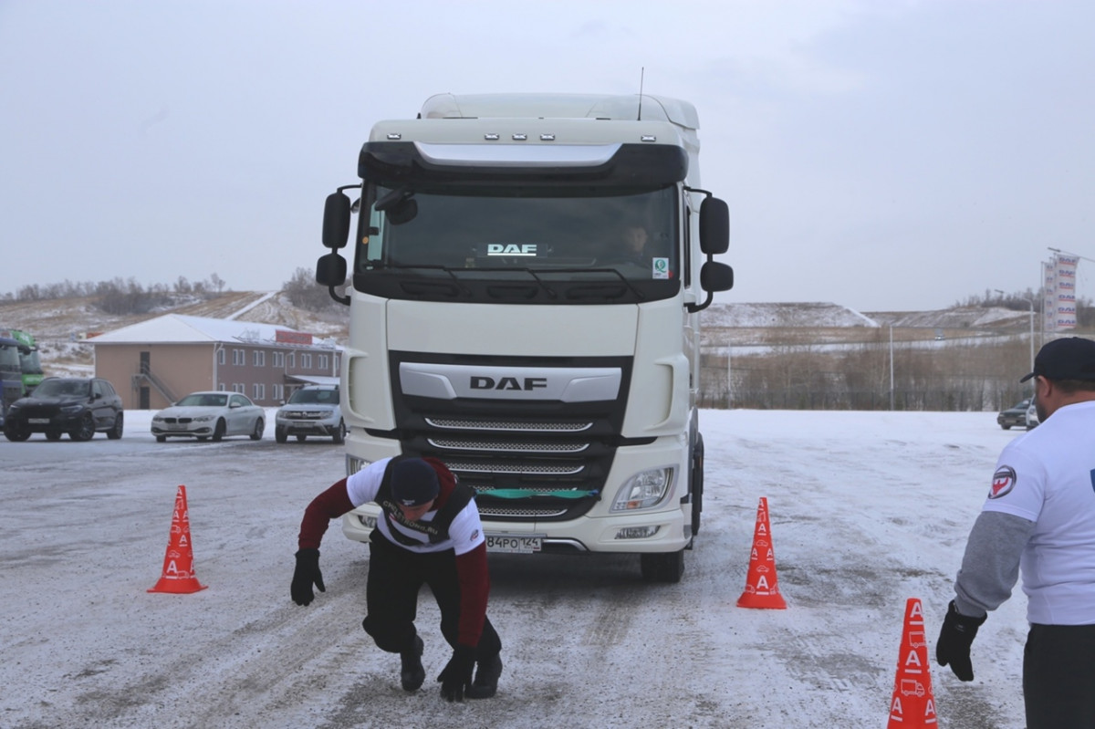 В Красноярске пожарный протащил 8-тонный грузовик и установил рекорд России