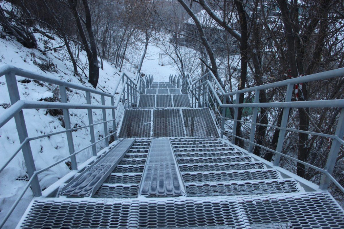 Сайт новая лестница. Железнодорожный мост со ступеньками. Лестница в Красноярске. Лестница 2022. Новая лестница в Красноярске.