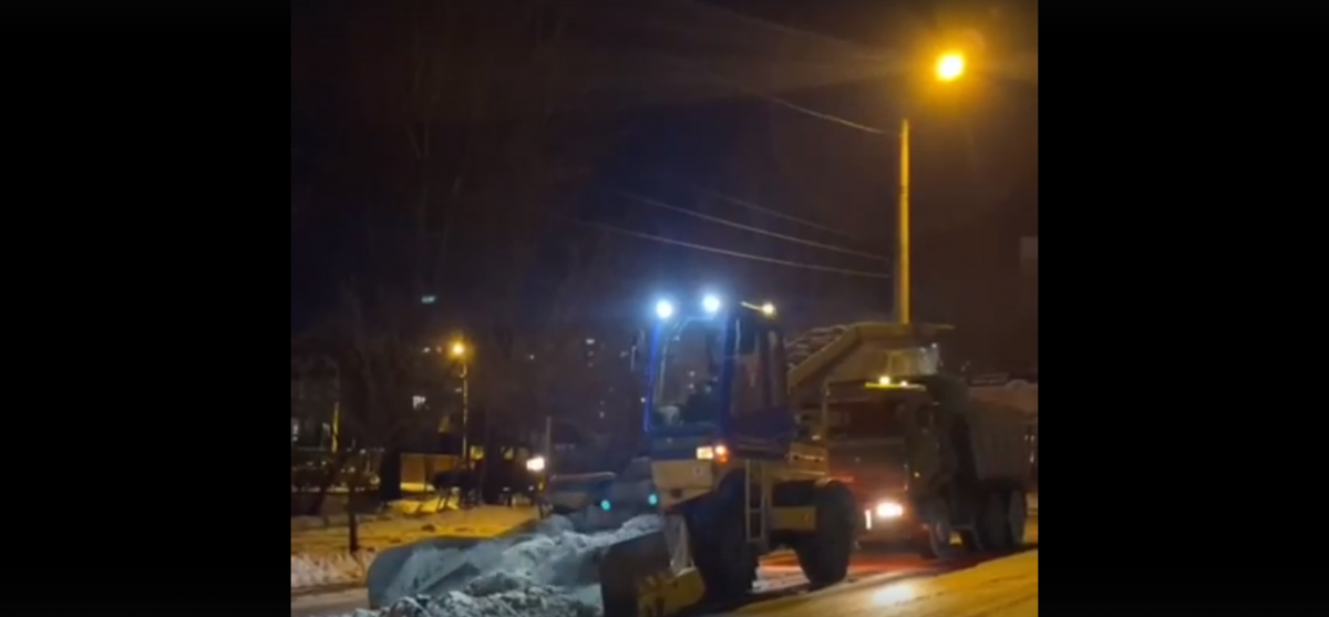 На борьбу со снегом в Красноярске минувшей ночью вышло 100 единиц спецтехники 