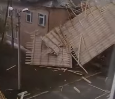 Ураган в Красноярске повредил автомобили и окна: рассказываем, с кого взыскать ущерб. Фото: 7 канал Красноярск