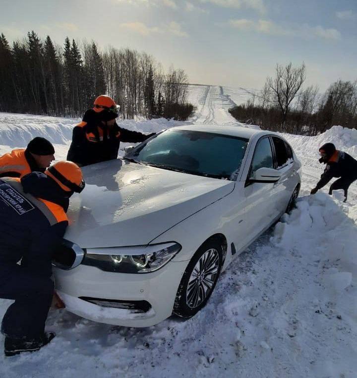 Застрявшего водителя в автомобиле в новогоднюю ночь на трассе в Красноярском крае, вытащили спасатели