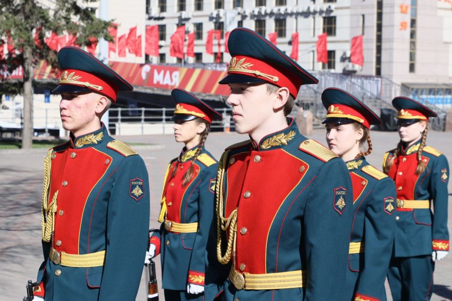 Двое подростков-карабинеров потеряли сознание после после церемонии поднятия флага Красноярска