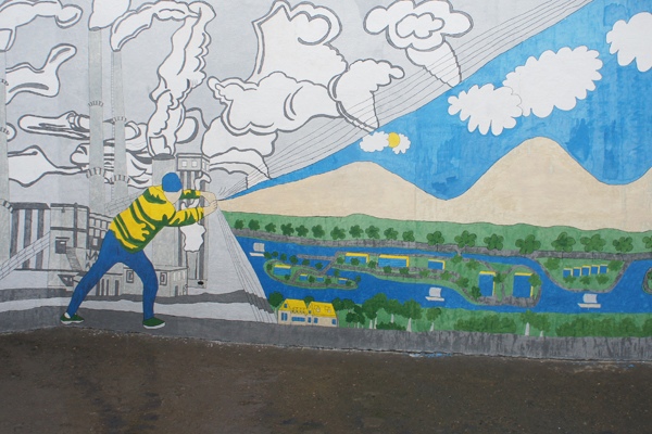 «Юноша, сдирающий серую пелену»: зону для прогулок подростков-арестантов в Красноярске украсили позитивным граффити