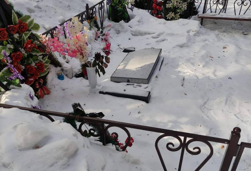 В Лесосибирске вандалы разрушили 23 надгробия на кладбище 