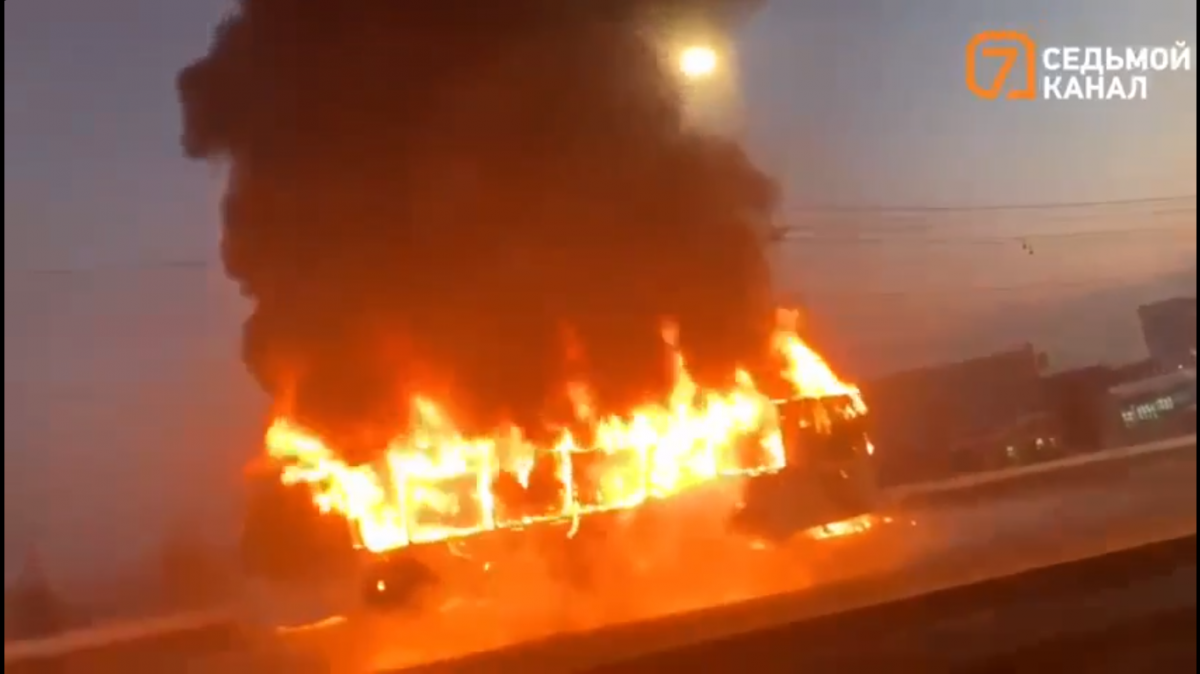 В Красноярске на улице Белинского сгорел автобус №63