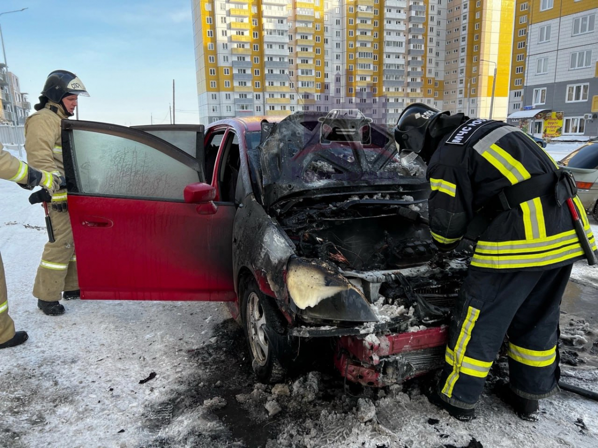 В красноярском микрорайоне Солнечный сгорел легковой автомобиль