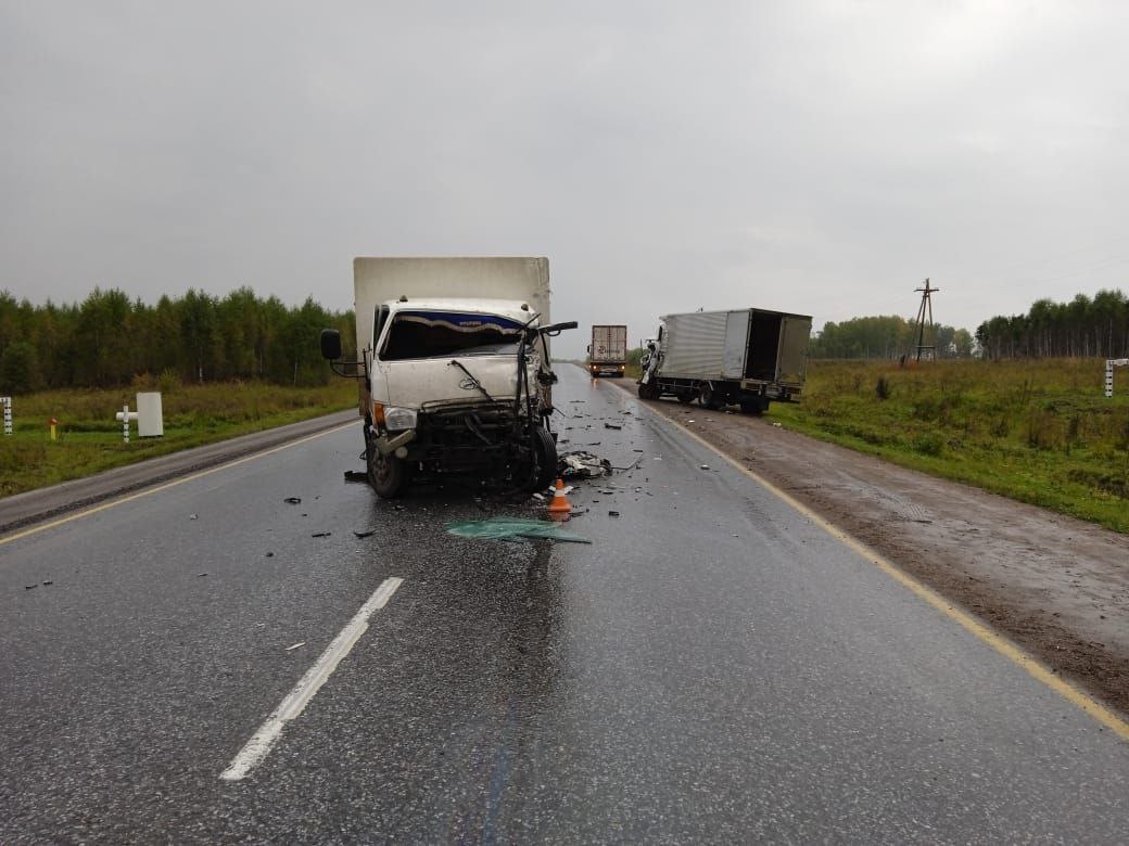 Водители 2-х грузовиков пострадали в ДТП под Красноярском.jpeg