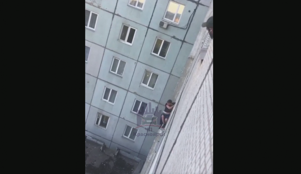 В Красноярске мужчина сорвался с 3-го этажа общежития.png