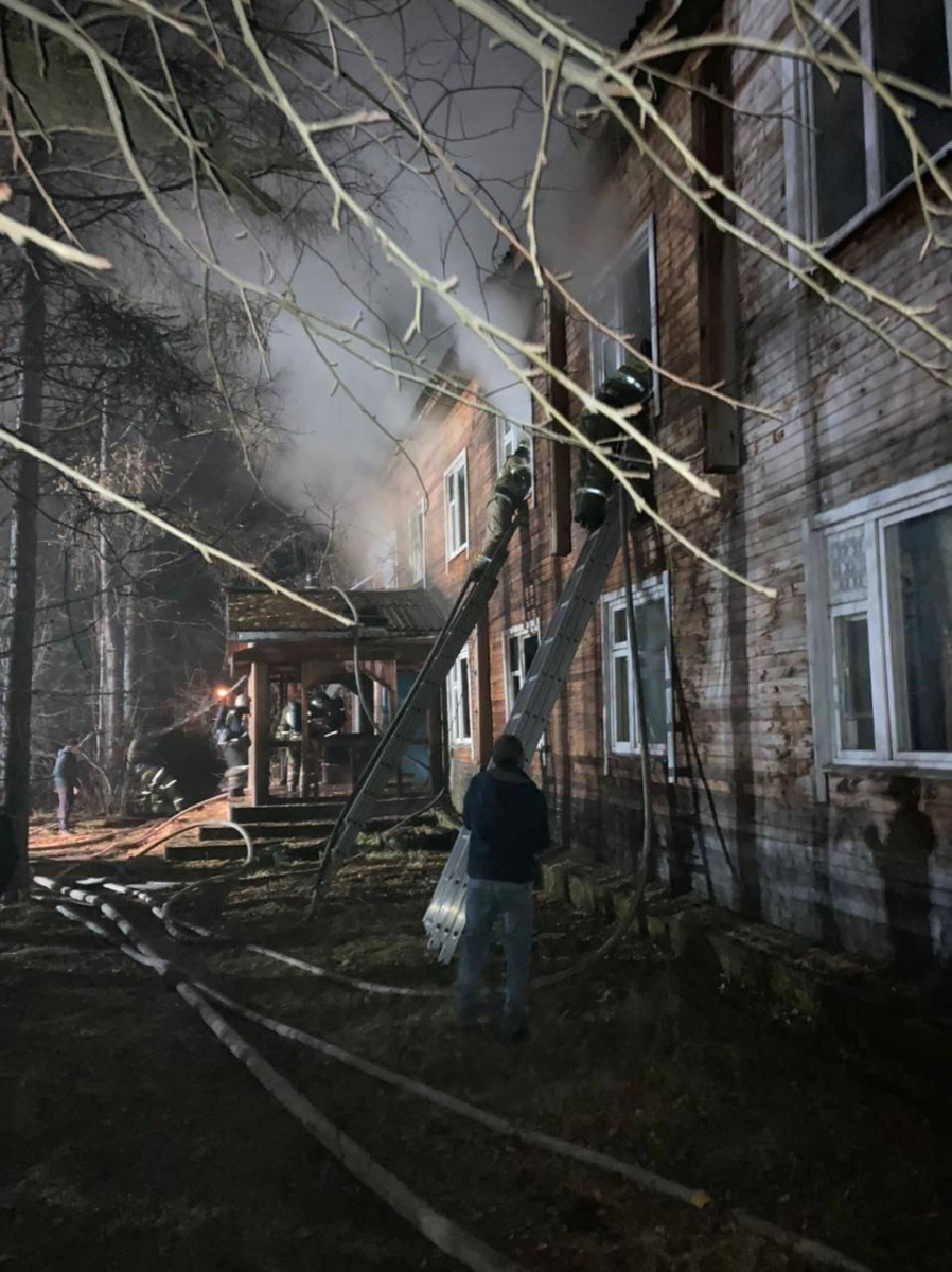 В Лесосибирске ночью горел многоквартиный дом.jpeg