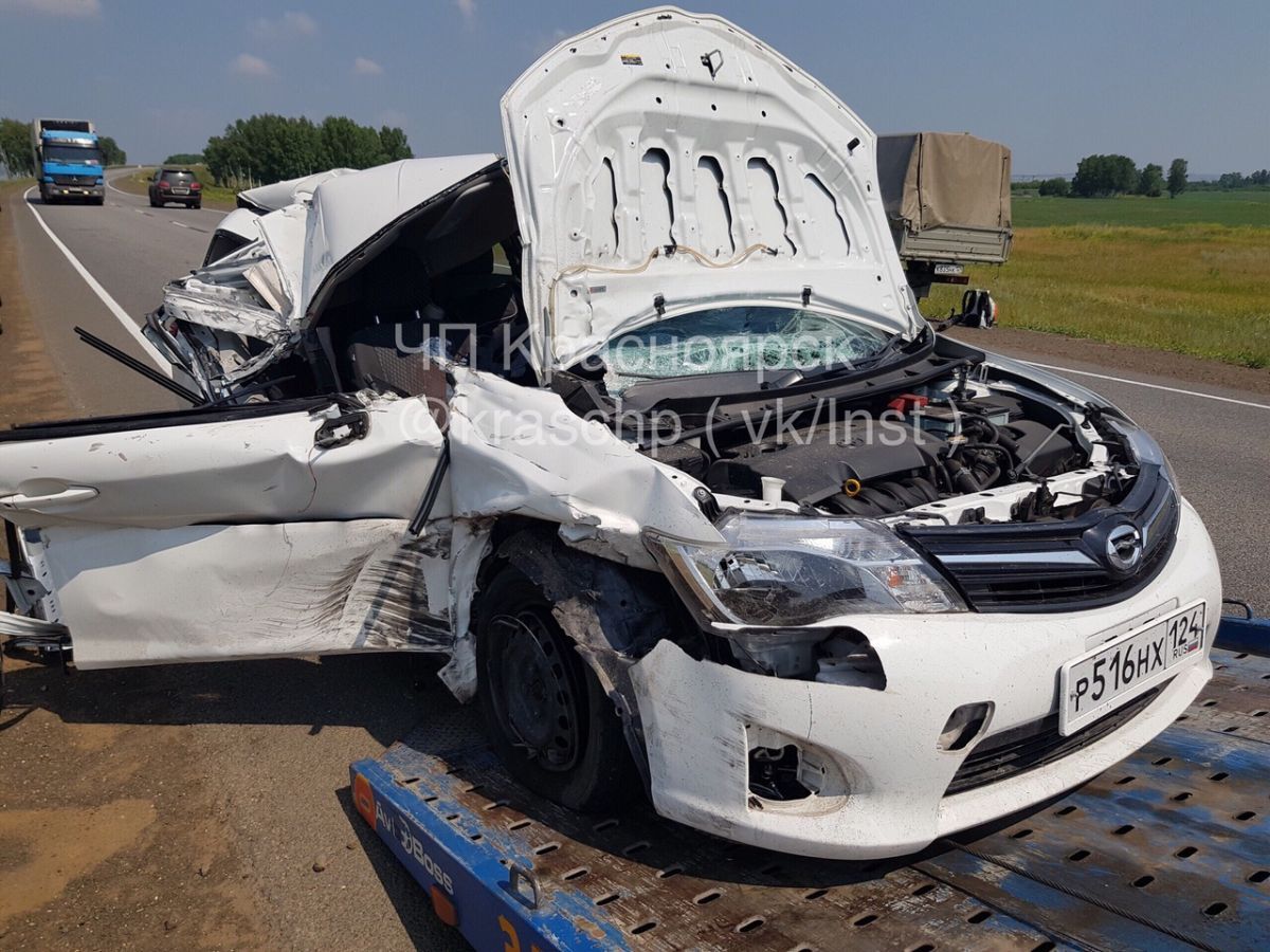 Водитель Toyota «догнал» грузовик. Машина всмятку, есть погибшие (фото) —  Новости Красноярска на 7 канале