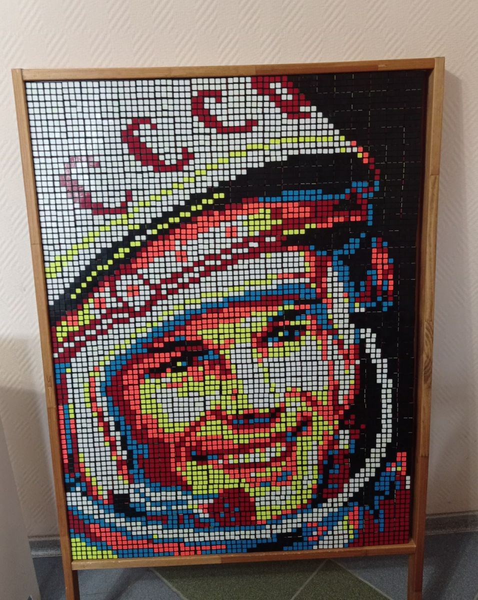 Красноярские школьники создали портрет Юрия Гагарина из кубиков Рубика.jpg