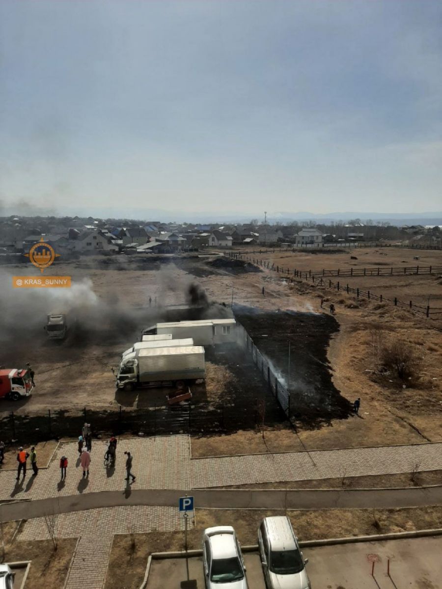 В Красноярске подсчитывают ущерб от пожара на автостоянке.jpg