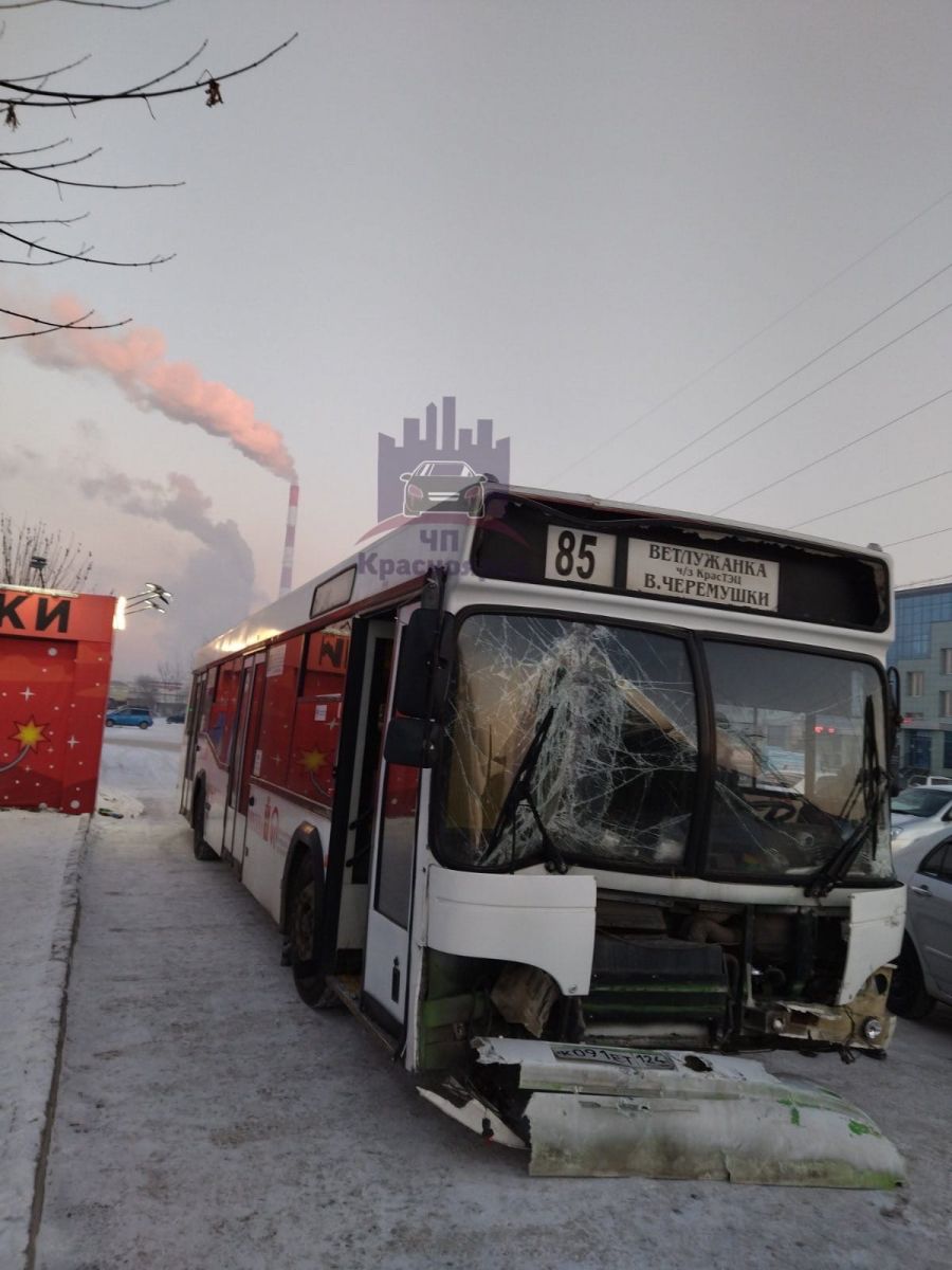 В Красноярске сегодня днём столкнулись трамвай, иномарка и автобус.jpg