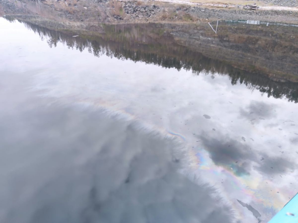 Масляные пятна у Богучанской ГЭС