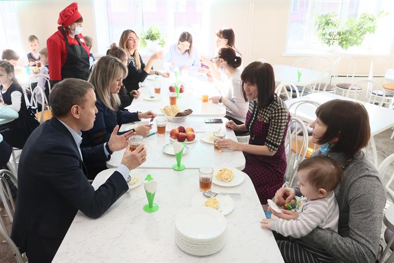 В Красноярске в 2022 году обновят оборудование пищеблоков 50 школ.jpg