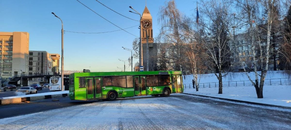 В Красноярске пассажирский автобус выехал на тротуар.jpeg