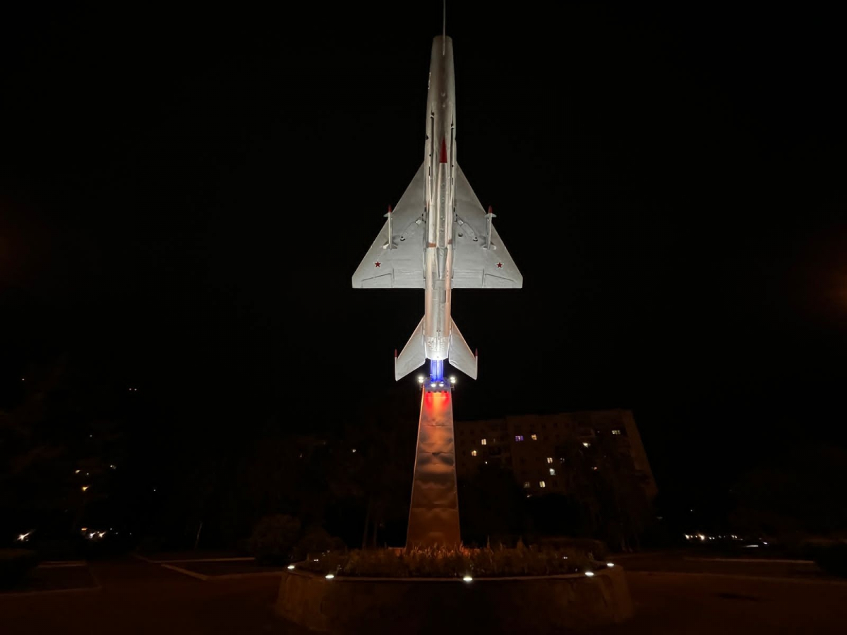 В Красноярске отреставрировали памятник МиГ-21Ф.jpg