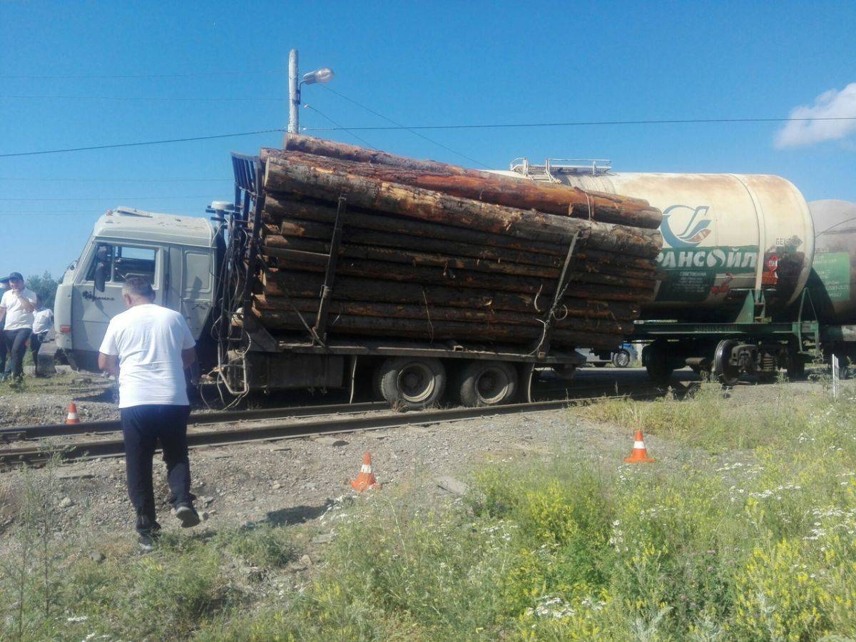 Под Лесосибирском самосвал столкнул с рельсов грузовой поезд — Новости  Красноярска на 7 канале