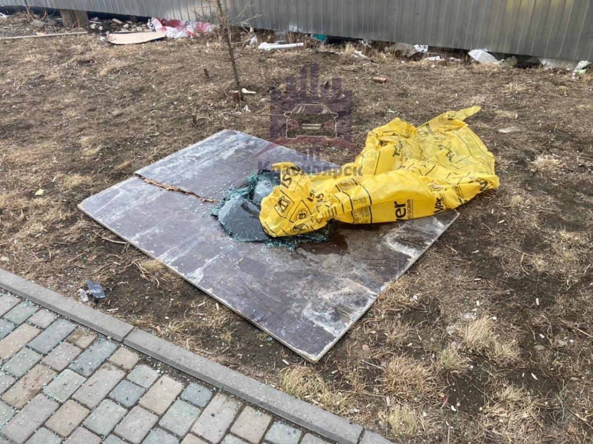 В Красноярске машину повредило прилетевшим куском фанеры.jpg