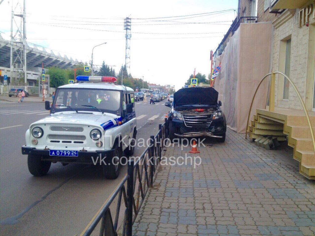 Внедорожник вылетел на тротуар в центре и протащил пешехода на капоте  (видео) — Новости Красноярска на 7 канале