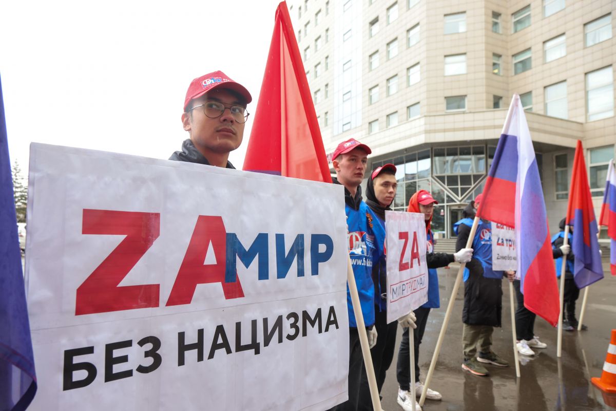 В Красноярске прошёл автомобильный пробег «Zа мир без нацизма».jpg