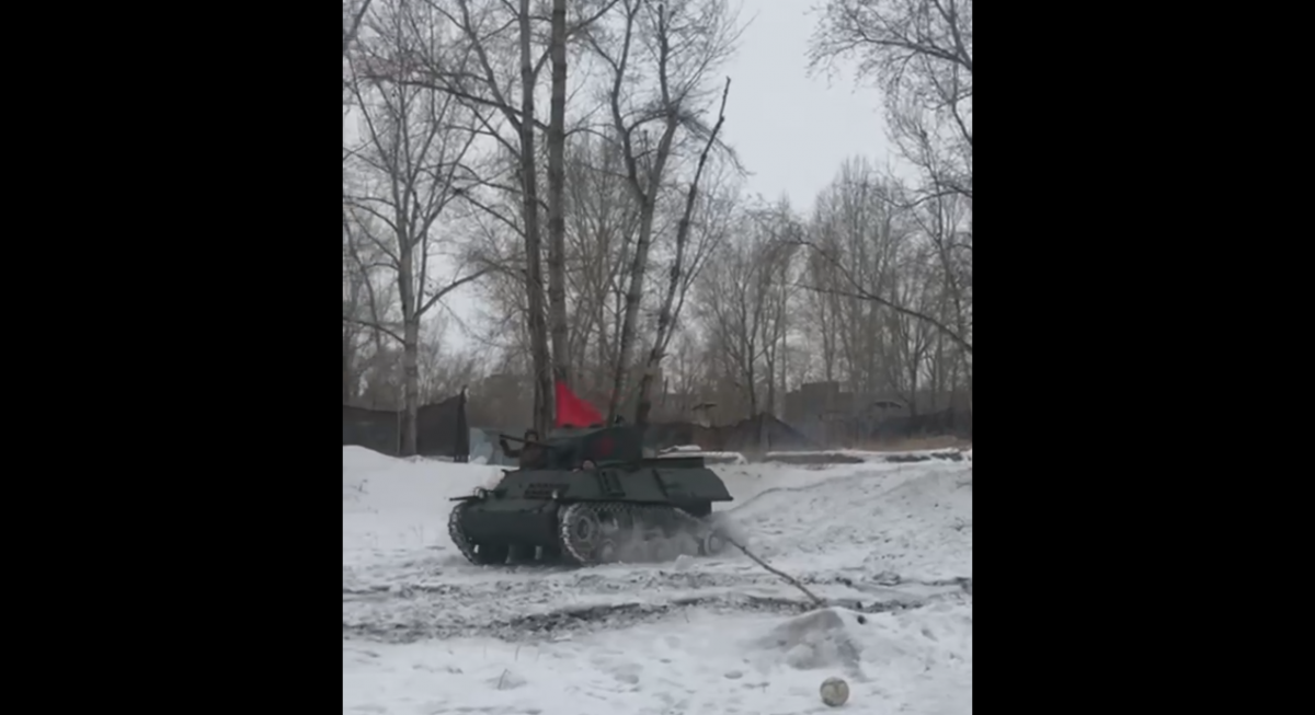 В Красноярске набирает популярность новая услуга - катание на танке.png
