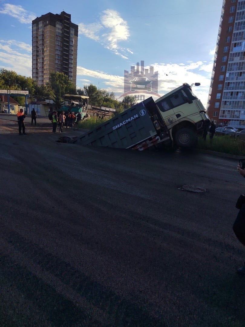 В Красноярске грузовик провалился под землю.jpg