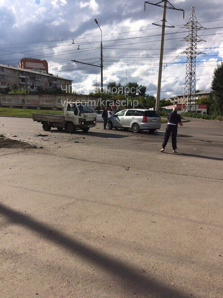 Авария сегодня в Омске на улице Гусарова. Авария на Гусарова Красноярск сегодня 14 апреля 2021. Омск ДТП сегодня на улице Гусарова. 16 Октября 2019 года авария на Гусарова в Красноярске.