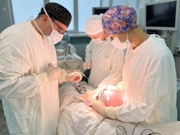 Красноярские врачи ФМБА удалили из матки пациентки 5-килограммовую миому.jpeg