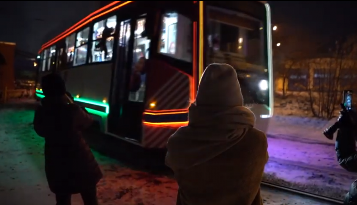 Новогодний трамвай 7 канал Красноярск.png
