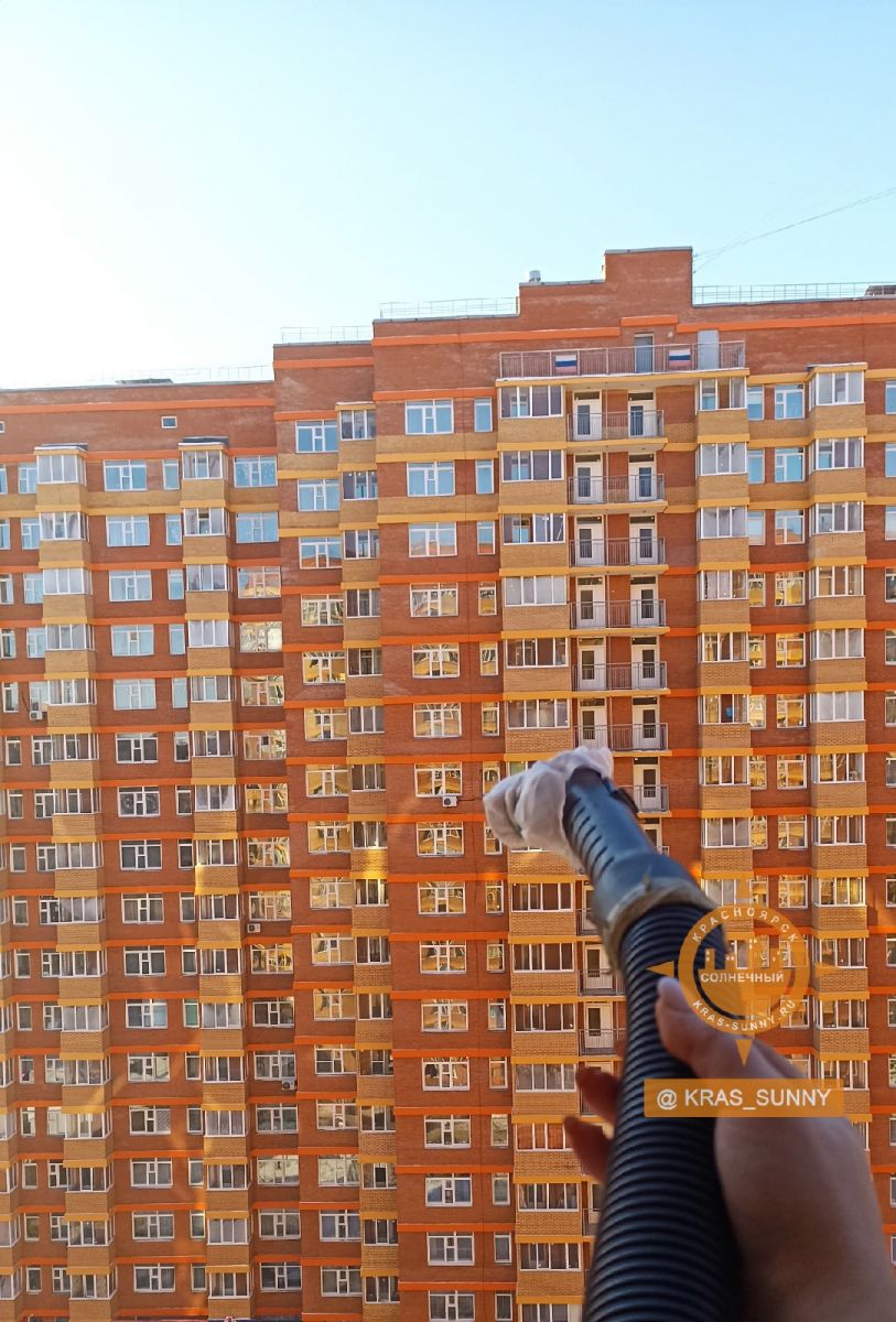 В Красноярске жители Солнечного пропылесосили воздух за окном.jpg