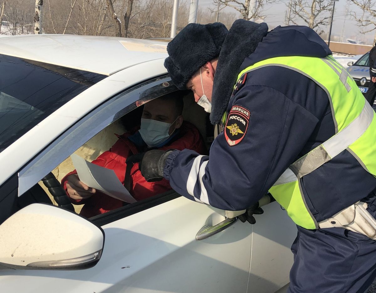 Красноярский водитель. Сотрудники в Красноярске ГИБДД. Дорожные полицейские напомнили водителям. Сотрудник ДПС И водитель. Фото сотрудника ГИБДД.