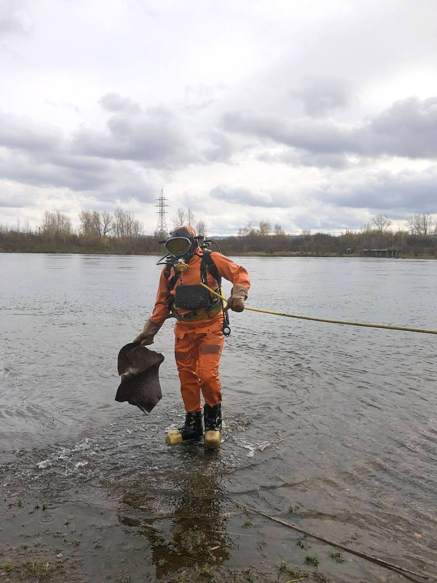 Водолазы КрасКом чистят дно Енисея над дюкерами водозабора о Татышев (2).jpg