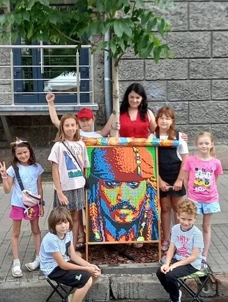 В Красноярске дети собрали портрет Джека Воробья из кубиков Рубика.png