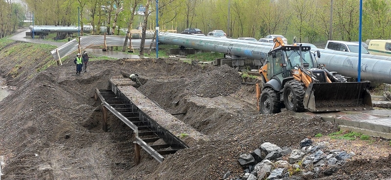 Чистят Абаканскую протоку и дамбу.jpg