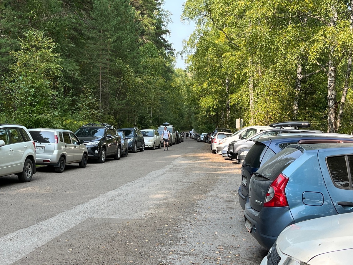 Автомобилисты вновь устраивают хаотичную парковку на Столбах.jpg