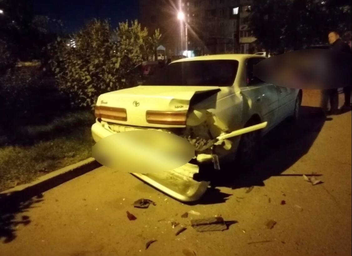 В Красноярске BMW повредило машины на парковке.jpg
