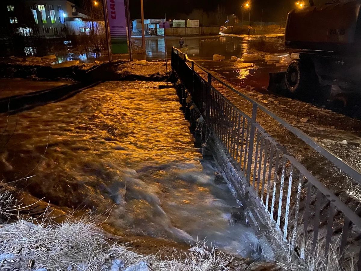 В Минусинске вышедшая из берегов река подтопила мост.jpeg