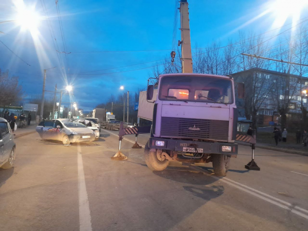5 автомобилей столкнулись в Красноярске на улице Калинина.jpg