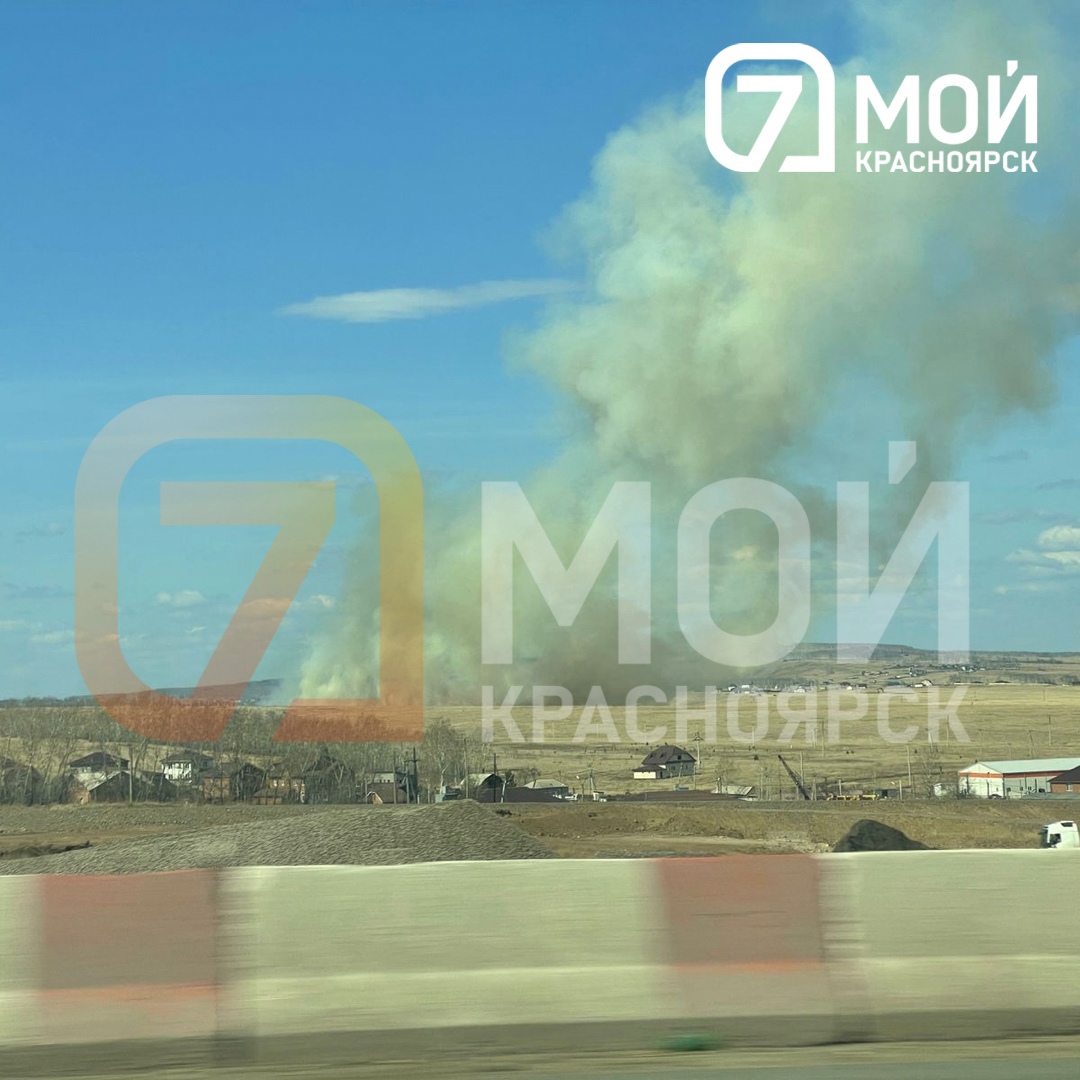 Спасатели борются с огнём в районе Дрокино.jpg