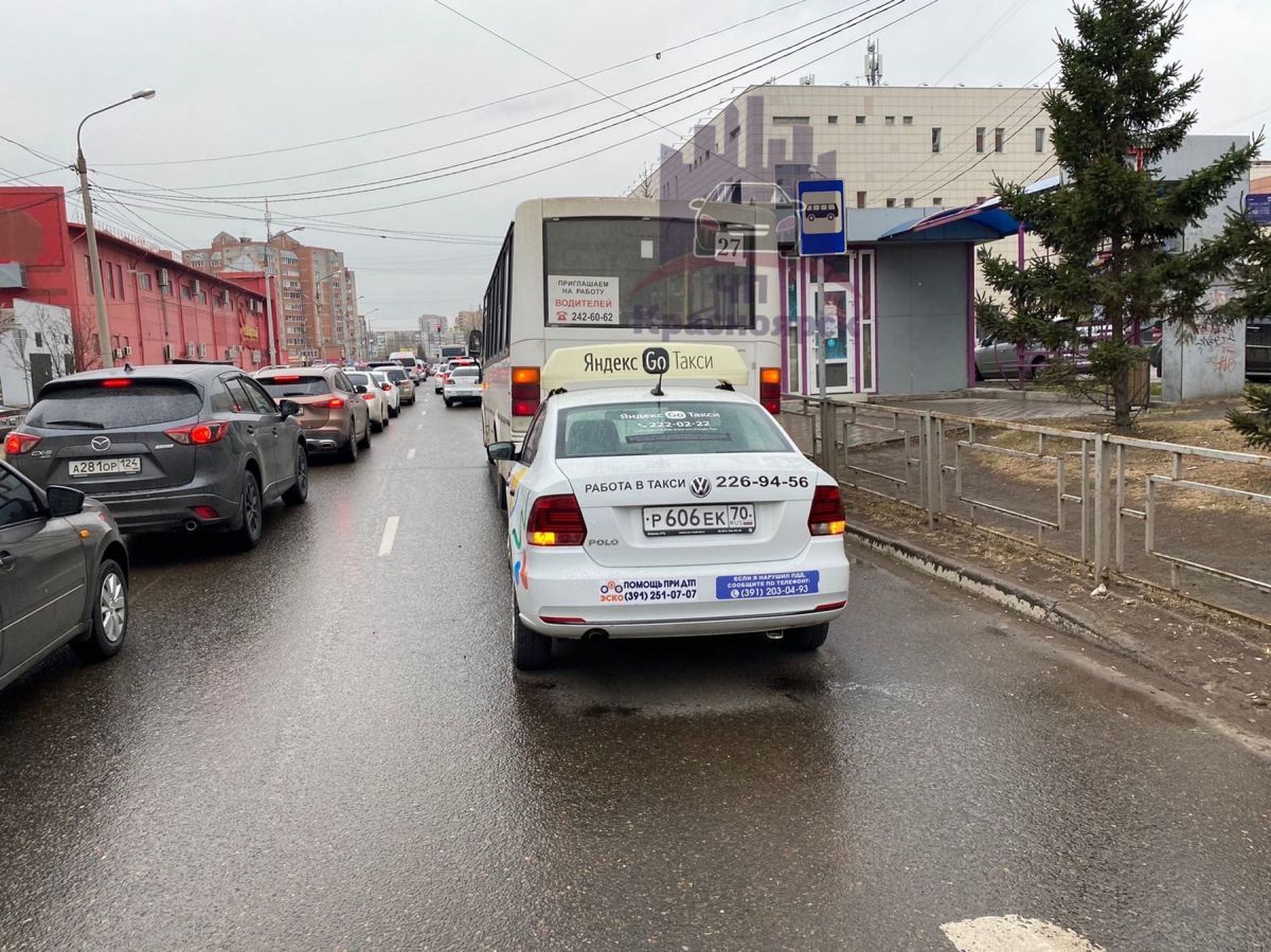 В Красноярске автомобиль «Яндекс. Такси» столкнулся с маршруткой.jpg