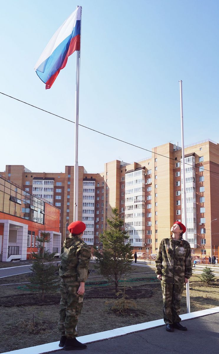 В Красноярске в 154-й школе по понедельницам теперь поднимают флаг и исполняют гимн России.jpg