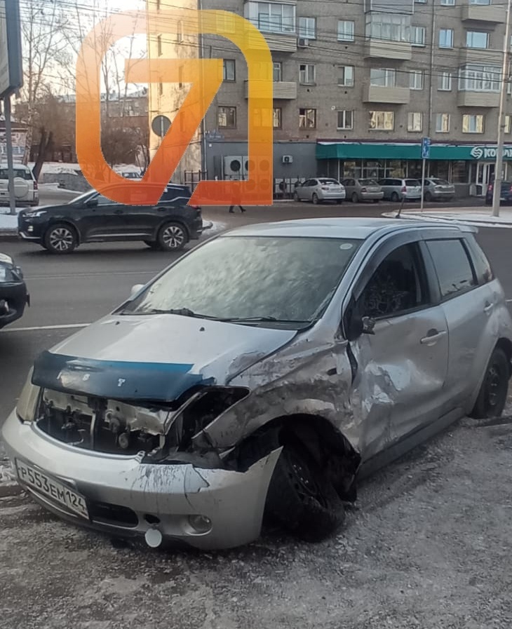 В Красноярске женщина-водитель въехала в скорую помощь — Новости 7