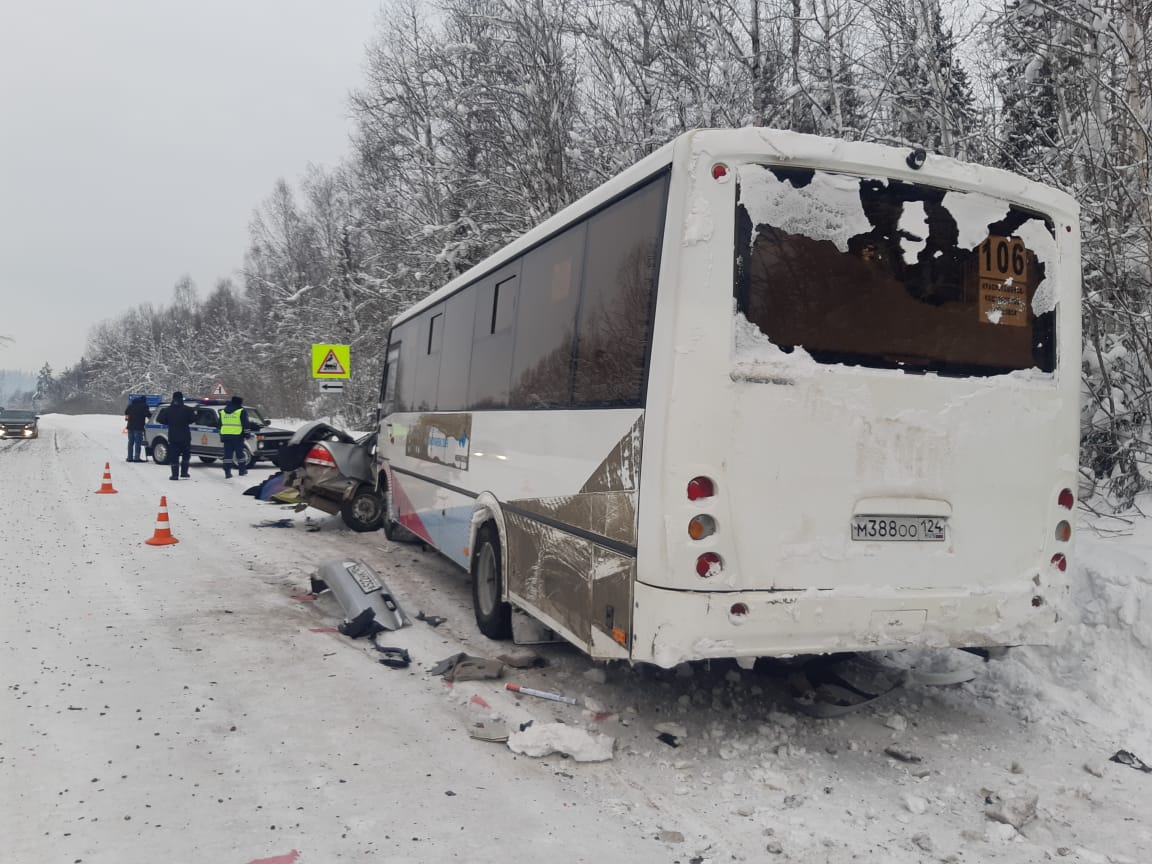 В ДТП с автобусом в Красноярском крае погибли двое детей и супруги.jpeg