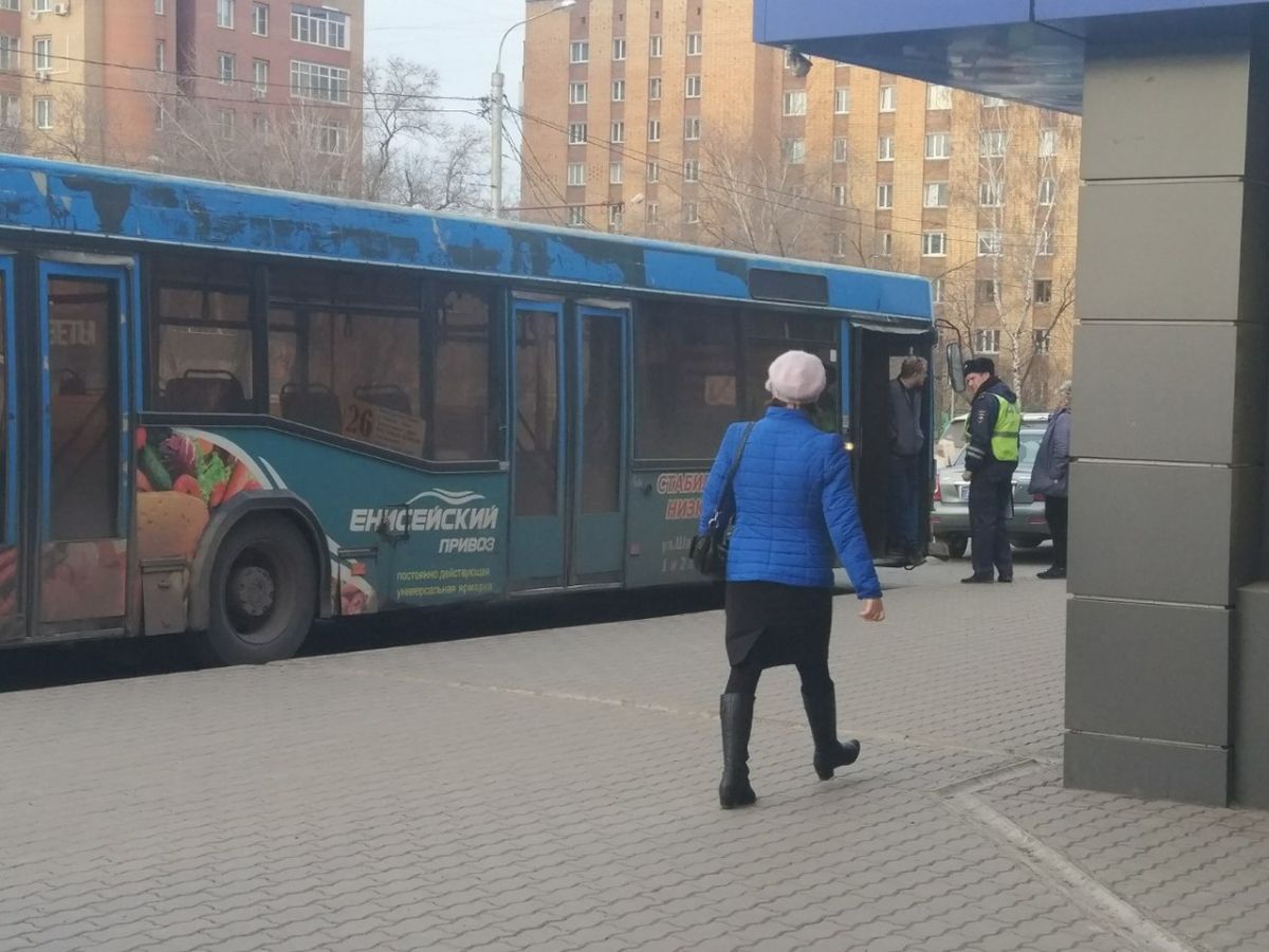 Женщина упала и сломала ребра после резкого торможения маршрутки (фото) —  Новости Красноярска на 7 канале